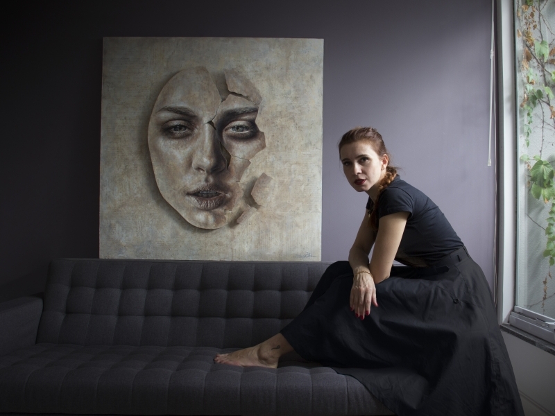 Pintora com obra 'Infoxication', da série 'Mimetismos', que atualmente integra acervo do Margs