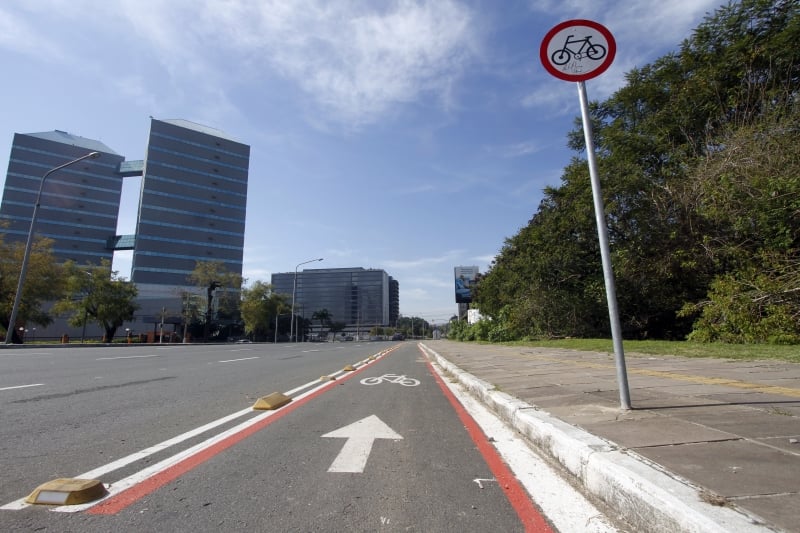 Várias cidades do mundo criaram pistas temporárias para bicicletas em avenidas, e parte delas deverão se tornar definitivas 