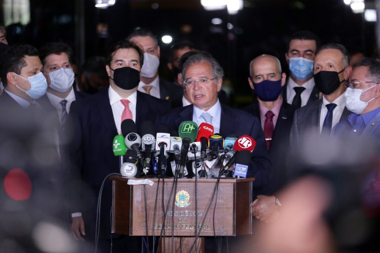 Ministro Paulo Guedes entregou pessoalmente ao Congresso a primeira fase do projeto