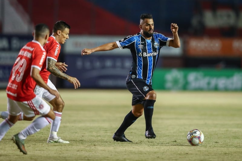 Com jogadores lesionados e outros ganhando espaço, escalações tricolor e colorada podem ter surpresas
