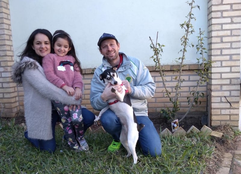 Schneider, a mulher Thais, a fila Larissa e a cadelinha Pipoca já estão em casa na zona sul