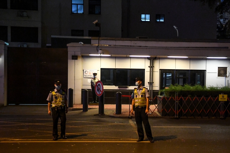 Policiais fazem guarda em frente à embaixada americana