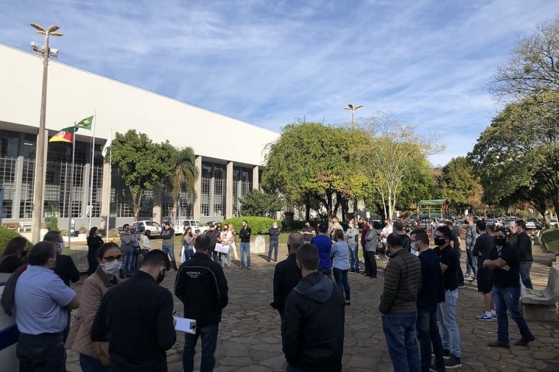 Grupo se reuniu em frente à prefeitura de Caxias do Sul para defender reabertura dos estabelecimentos