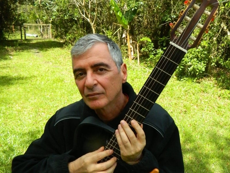 Músico, compositor, produtor e escritor lança oficialmente em seu site 30 volumes de 'Som do Sul'