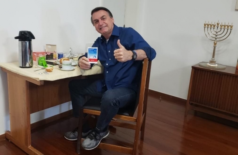 Nas redes sociais, Bolsonaro posou com caixa de remédio e anunciou que teste deu negativo