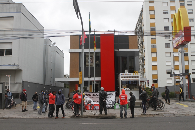 Protesto de entregadores de apps teve concentração em frente ao McDonalds da 24 de outubro