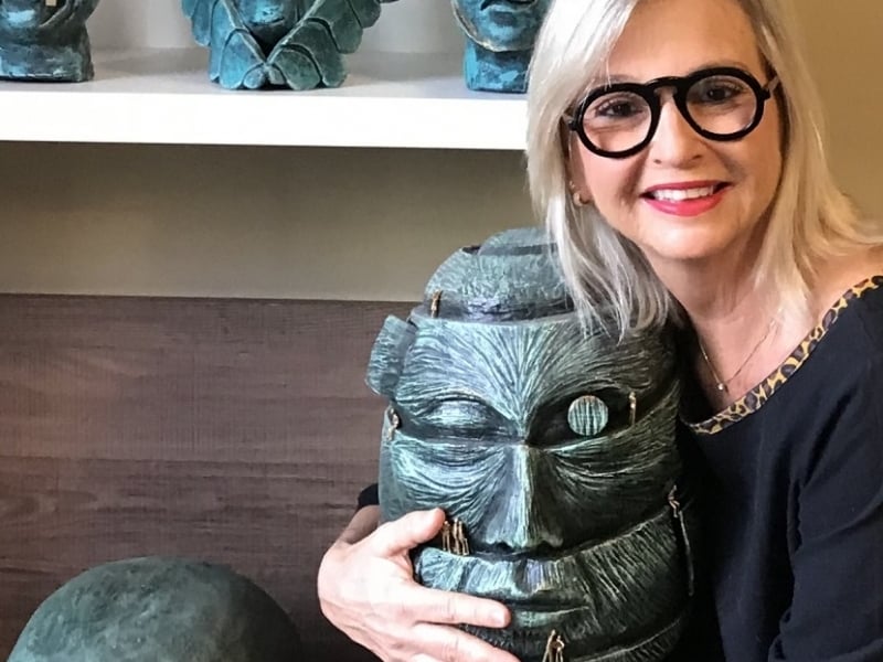Ana Aita com uma de suas esculturas da série Cabeças 