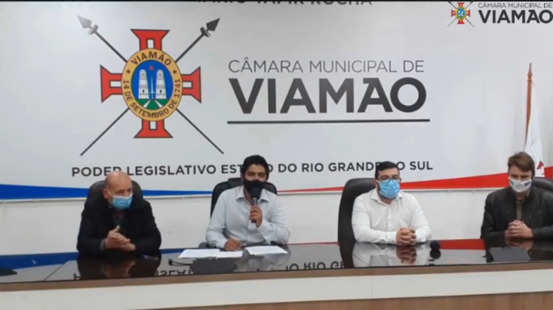 Evandro (camiseta branca e máscara preta) tomou posse ontem