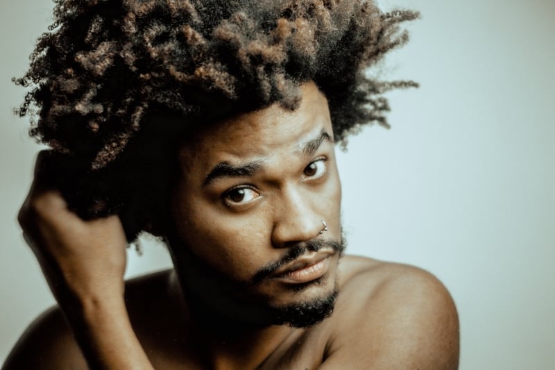 Cantor, percussionista, compositor e poeta de Alvorada lança clipes de singles neste ano