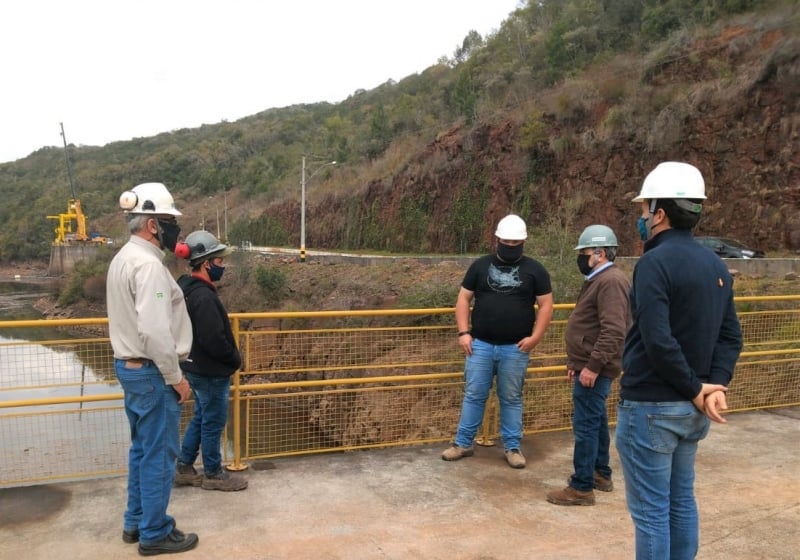 {'nm_midia_inter_thumb1':'https://www.jornaldocomercio.com/_midias/jpg/2020/07/27/206x137/1_passo_do_meio_visita_tecnica__2707-9103398.jpeg', 'id_midia_tipo':'2', 'id_tetag_galer':'', 'id_midia':'5f1f5b18929c8', 'cd_midia':9103398, 'ds_midia_link': 'https://www.jornaldocomercio.com/_midias/jpg/2020/07/27/passo_do_meio_visita_tecnica__2707-9103398.jpeg', 'ds_midia': 'Visita t&eacute;cnica em fissura na barragem de S&atilde;o Francisco de Paula', 'ds_midia_credi': 'CDN COMUNICA&Ccedil;&Atilde;O/DIVULGA&Ccedil;&Atilde;O/JC', 'ds_midia_titlo': 'Visita t&eacute;cnica em fissura na barragem de S&atilde;o Francisco de Paula', 'cd_tetag': '1', 'cd_midia_w': '800', 'cd_midia_h': '560', 'align': 'Left'}