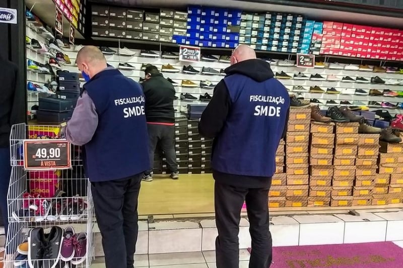 Um dos locais, uma loja de calçados e vestuário, prestava atendimento no Centro Histórico