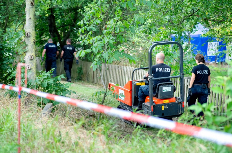 Polícia está em um terreno de Hanover com cães farejadores, pás, escavadeira e outros equipamentos