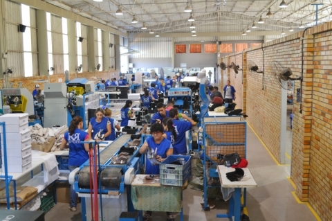 Economia - RR Shoes, dona da Via Uno, abre 100 vagas, após pedir recuperação