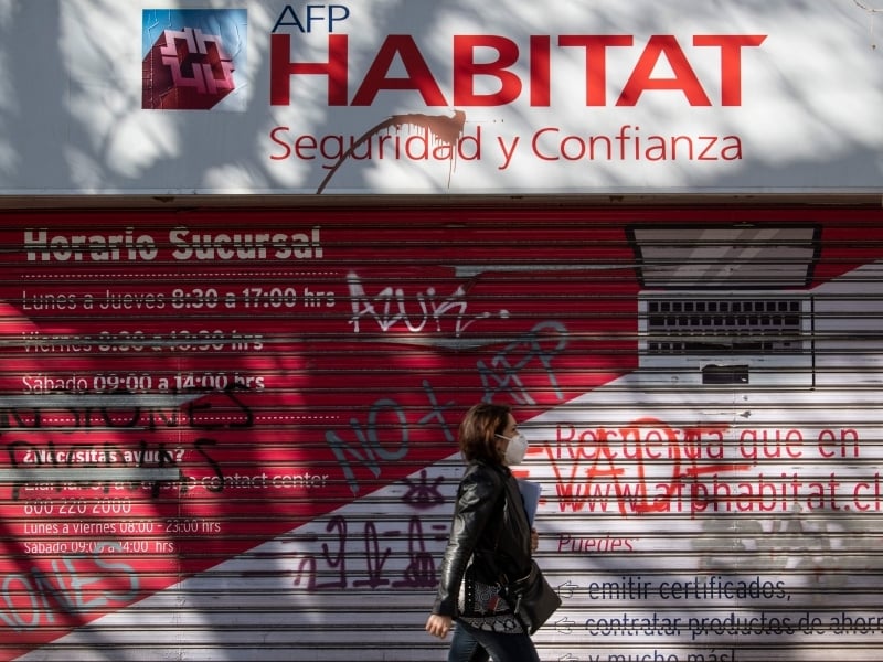 Pelo sistema chileno, aposentadorias são geridas por entidades privadas, as Administradoras de Fundos de Pensão (AFP)