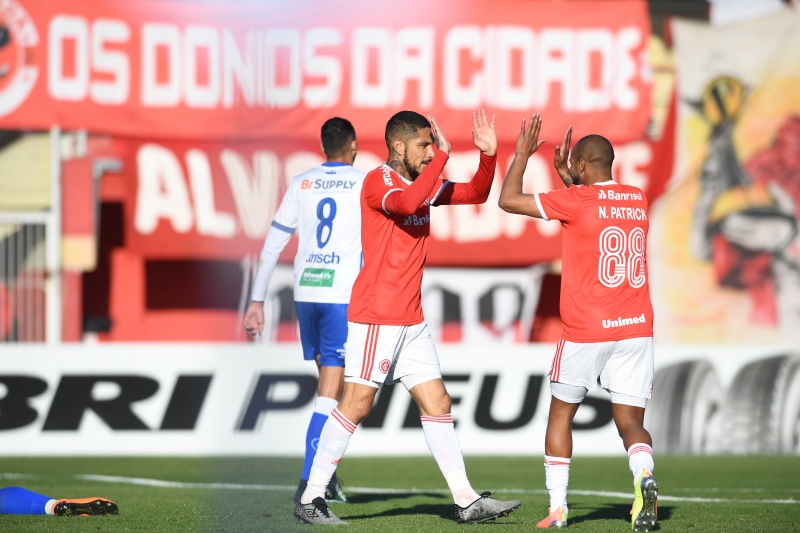 Paolo Guerrero marcou os dois gols na vitória do Inter sobre o Aimoré