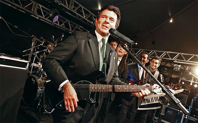 Longe da postura sisuda, o novo presidente do STF, Luiz Fux, troca jantares políticos pela guitarra
