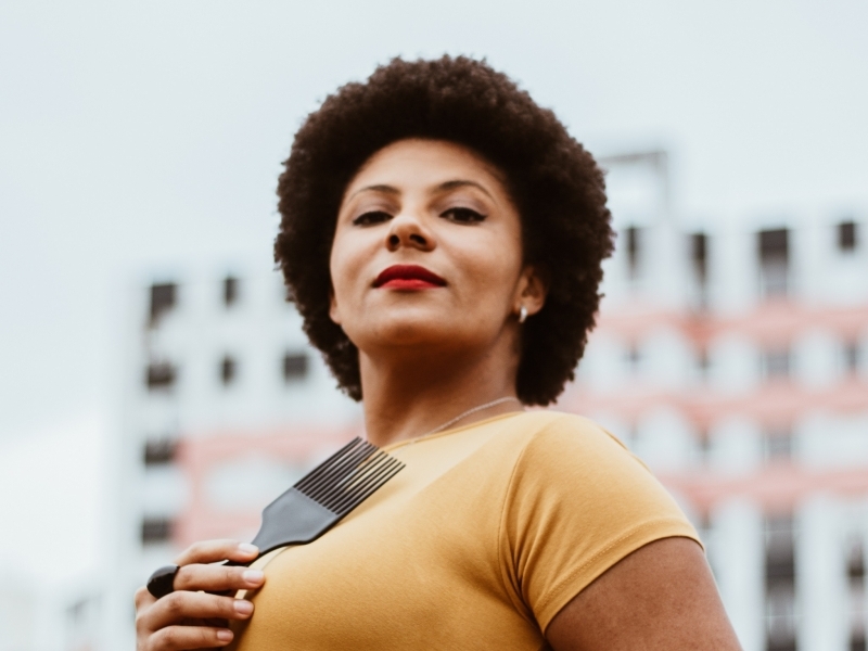 Voz em ascensão na arte gaúcha, ela estuda enquanto não pode remarcar shows pela crise da pandemia 