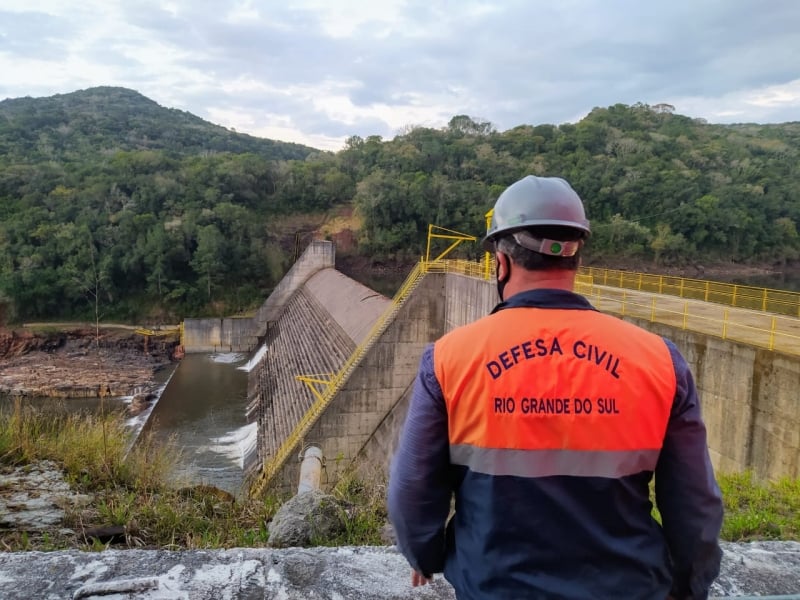 Defesas civis estadual e municipal percorrem o local para conscientizar os moradores da região sobre o risco de inundação