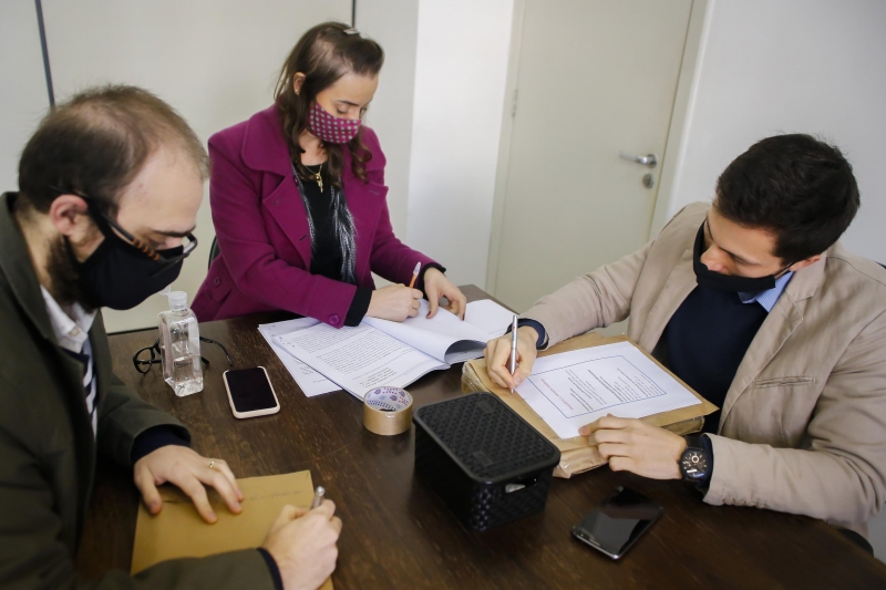 Propostas de grupos ficarão guardadas até o desfecho da pendência no TCE e na Justiça