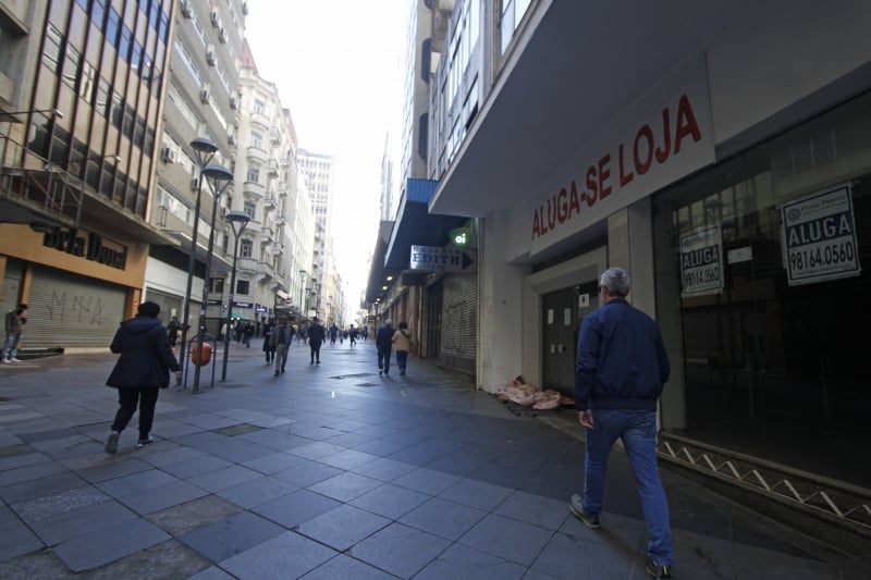 Fechamento de estabelecimentos ampliou o número de placas de "Aluga-se" em tradicionais ruas e avenidas da capital gaúcha