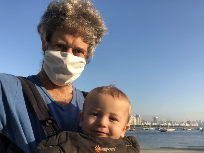 Também médico e professor, ele vivencia pandemia no Rio de Janeiro, onde mora com esposa, filho e enteado