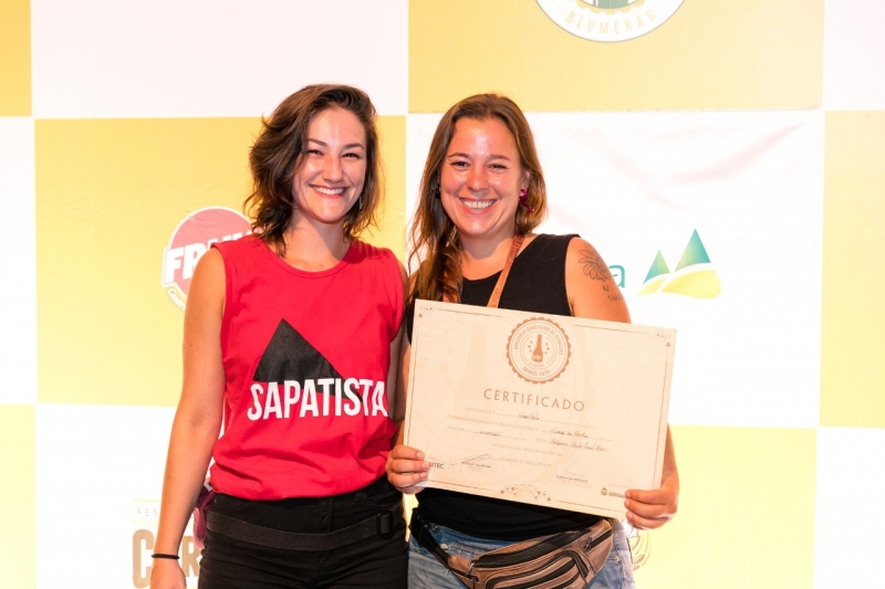 Daniela Berquo e Roberta Pierry na premiação do Concurso Brasileiro de Cerveja 2020 Foto: DANIEL ZIMMERMAN/DIVULGAÇÃO/JC