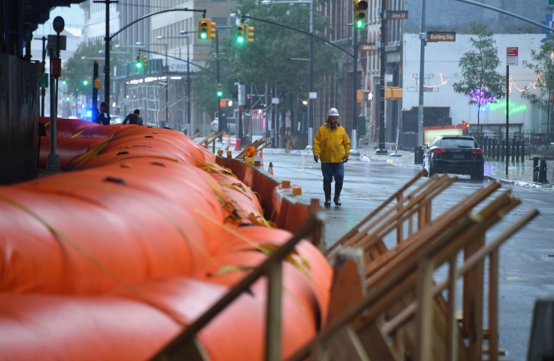 Barreiras contra enchentes foram montadas em Nova York para barrar o avanço da água