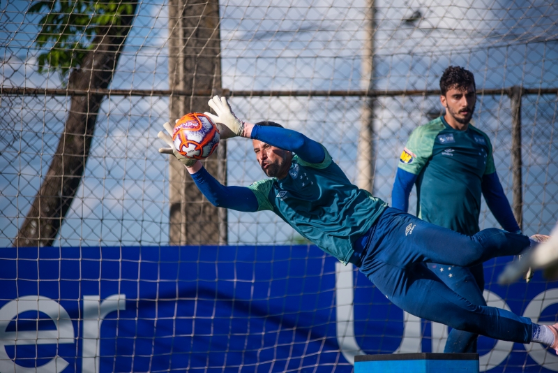 Multicampeão Cruzeiro estreia na segunda divisão; goleiro Fábio é referência do técnico Enderson Moreira