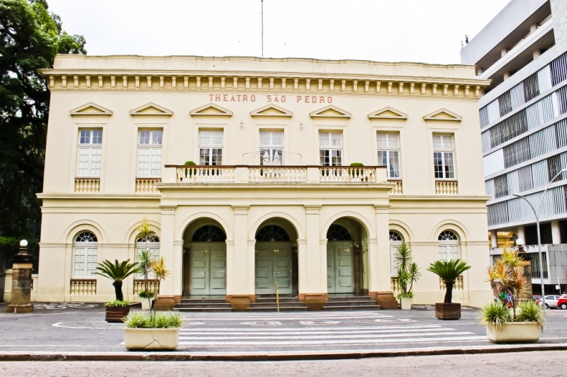 {'nm_midia_inter_thumb1':'https://www.jornaldocomercio.com/_midias/jpg/2020/08/05/206x137/1_tsp_foto_luciane_pires-9108767.jpg', 'id_midia_tipo':'2', 'id_tetag_galer':'', 'id_midia':'5f2ab2818d980', 'cd_midia':9108767, 'ds_midia_link': 'https://www.jornaldocomercio.com/_midias/jpg/2020/08/05/tsp_foto_luciane_pires-9108767.jpg', 'ds_midia': 'Theatro São Pedro', 'ds_midia_credi': 'LUCIANE PIRES/DIVULGAÇÃO/JC', 'ds_midia_titlo': 'Theatro São Pedro', 'cd_tetag': '1', 'cd_midia_w': '800', 'cd_midia_h': '532', 'align': 'Left'}