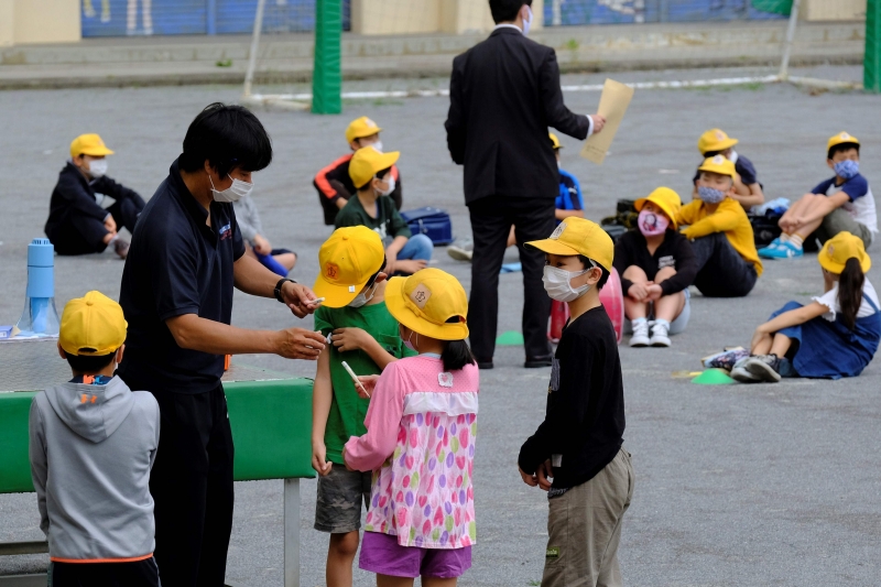 No Japão, crianças voltaram às aulas com a novidade do uso de máscaras para proteção