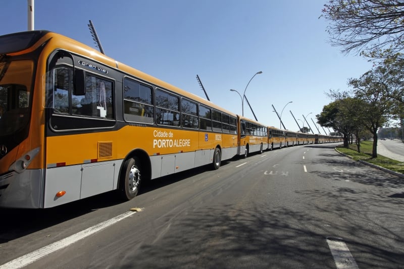 A Companhia Carris Porto-Alegrense recebe, nesta quinta-feira, 98 novos ônibus para atendimento aos usuários do transporte coletivo. 