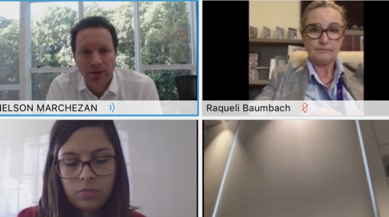 Raqueli (à direita) se emocionou ao explicar dificuldades para abrir e fechar o restaurante