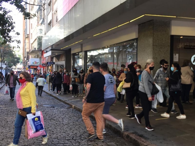 Movimento lojas no centro de Porto Alegre com a reabertura das lojas nesta sexta-feira