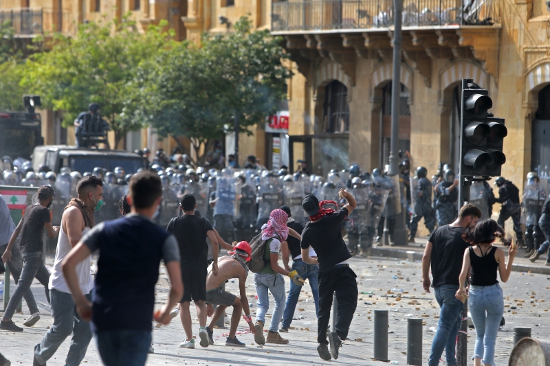 Manifestantes jogaram pedras na polícia em mais um dia de protestos em Beirute