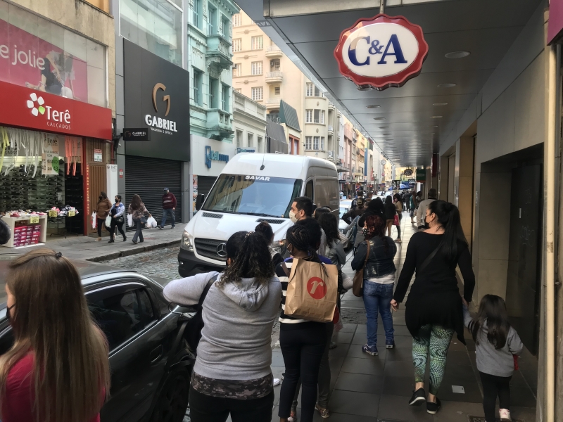 Filas, como na C&A. e muito vai e vem marcaram minutos finais da abertura na Rua da Praia