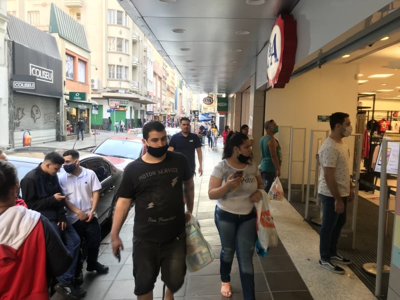 {'nm_midia_inter_thumb1':'https://www.jornaldocomercio.com/_midias/jpg/2020/08/08/206x137/1_pandemia_comercio_fila_lojas_porto_alegre_jornal_do_comercio_3-9112312.jpeg', 'id_midia_tipo':'2', 'id_tetag_galer':'', 'id_midia':'5f2f2951b68b4', 'cd_midia':9112312, 'ds_midia_link': 'https://www.jornaldocomercio.com/_midias/jpg/2020/08/08/pandemia_comercio_fila_lojas_porto_alegre_jornal_do_comercio_3-9112312.jpeg', 'ds_midia': 'pandemia - novo coronav&iacute;rus - com&eacute;rcio - varejo - funcionamento em Porto Alegre - abertura para Dia dos Pais - Rua dos Andradas - Rua da Praia - Centro Hist&oacute;rico - consumidores - compras - clientes - movimento - C&A', 'ds_midia_credi': 'PATRICIA COMUNELLO/ESPECIAL/JC', 'ds_midia_titlo': 'pandemia - novo coronav&iacute;rus - com&eacute;rcio - varejo - funcionamento em Porto Alegre - abertura para Dia dos Pais - Rua dos Andradas - Rua da Praia - Centro Hist&oacute;rico - consumidores - compras - clientes - movimento - C&A', 'cd_tetag': '1', 'cd_midia_w': '800', 'cd_midia_h': '600', 'align': 'Left'}