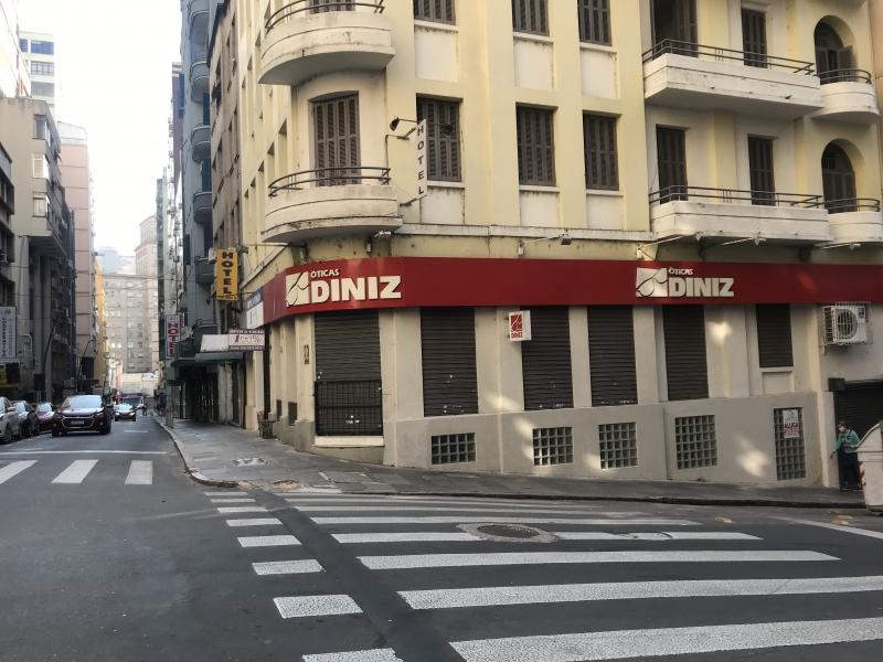 {'nm_midia_inter_thumb1':'https://www.jornaldocomercio.com/_midias/jpg/2020/08/08/206x137/1_pandemia_comercio_fila_lojas_porto_alegre_jornal_do_comercio_4-9112319.jpeg', 'id_midia_tipo':'2', 'id_tetag_galer':'', 'id_midia':'5f2f297ea95d8', 'cd_midia':9112319, 'ds_midia_link': 'https://www.jornaldocomercio.com/_midias/jpg/2020/08/08/pandemia_comercio_fila_lojas_porto_alegre_jornal_do_comercio_4-9112319.jpeg', 'ds_midia': 'pandemia - novo coronav&iacute;rus - com&eacute;rcio - varejo - funcionamento em Porto Alegre - abertura para Dia dos Pais - Rua dos Andradas - Rua da Praia - Centro Hist&oacute;rico - consumidores - compras - clientes - movimento - com&eacute;rcio fechado', 'ds_midia_credi': 'PATRICIA COMUNELLO/ESPECIAL/JC', 'ds_midia_titlo': 'pandemia - novo coronav&iacute;rus - com&eacute;rcio - varejo - funcionamento em Porto Alegre - abertura para Dia dos Pais - Rua dos Andradas - Rua da Praia - Centro Hist&oacute;rico - consumidores - compras - clientes - movimento - com&eacute;rcio fechado', 'cd_tetag': '1', 'cd_midia_w': '800', 'cd_midia_h': '600', 'align': 'Left'}