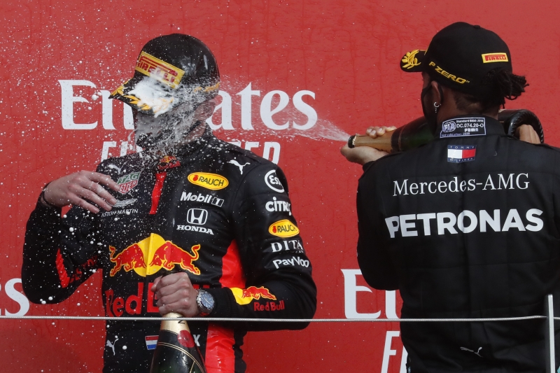 Verstappen (e) celebra a vitória com o segundo lugar Lewis Hamilton (d)