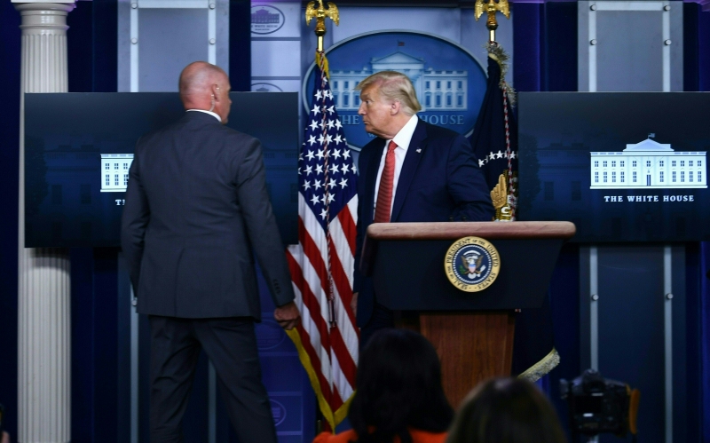 Agente do Serviço Secreto norte-americano tirou o presidente às pressas da sala