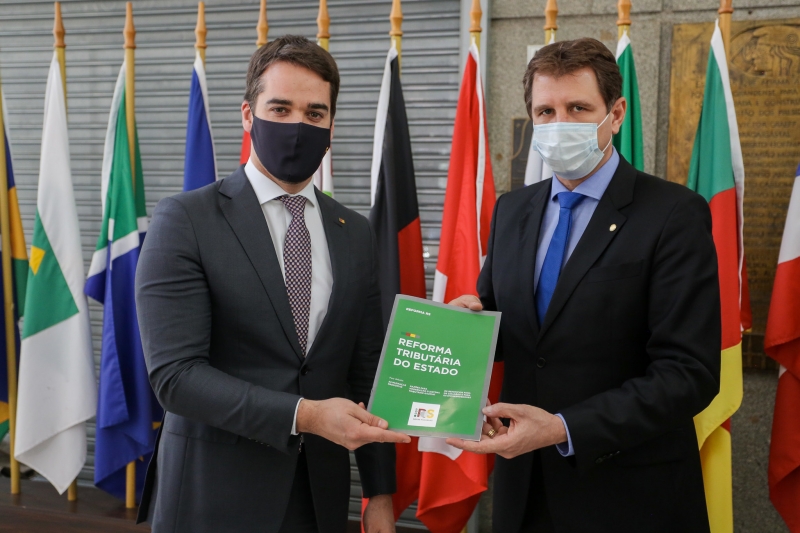 {'nm_midia_inter_thumb1':'https://www.jornaldocomercio.com/_midias/jpg/2020/08/10/206x137/1_50210183308_57f562f523_k-9112612.jpg', 'id_midia_tipo':'2', 'id_tetag_galer':'', 'id_midia':'5f316b03d00d7', 'cd_midia':9112612, 'ds_midia_link': 'https://www.jornaldocomercio.com/_midias/jpg/2020/08/10/50210183308_57f562f523_k-9112612.jpg', 'ds_midia': 'Governador Eduardo Leite entrega proposta de reforma tributária ao presidente da Assembleia Legislativa, deputado Ernani Polo', 'ds_midia_credi': ' Felipe Dalla Valle/Palácio Piratini/Divulgação/JC', 'ds_midia_titlo': 'Governador Eduardo Leite entrega proposta de reforma tributária ao presidente da Assembleia Legislativa, deputado Ernani Polo', 'cd_tetag': '1', 'cd_midia_w': '800', 'cd_midia_h': '533', 'align': 'Left'}