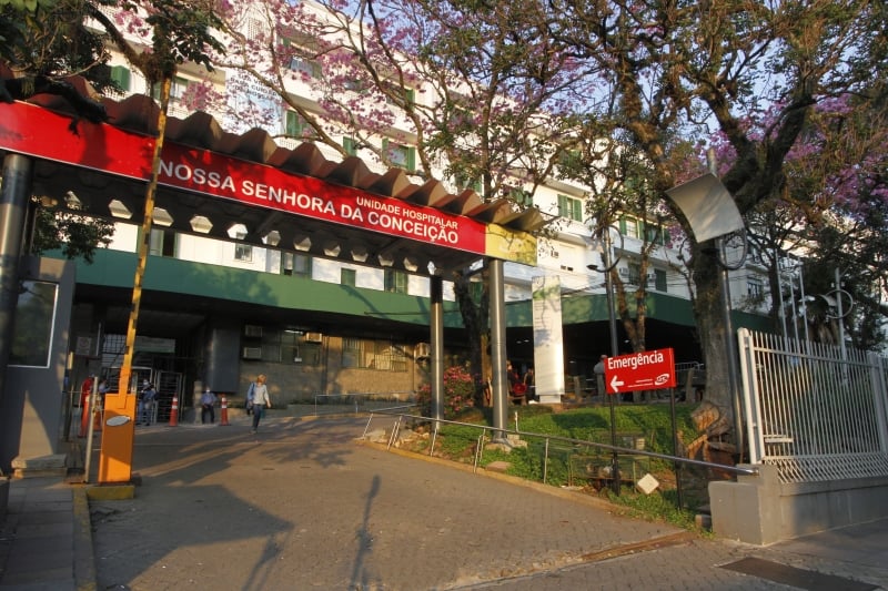 Para tentar controlar o surto, visitas, cirurgias e novas internações foram suspensas no GHC