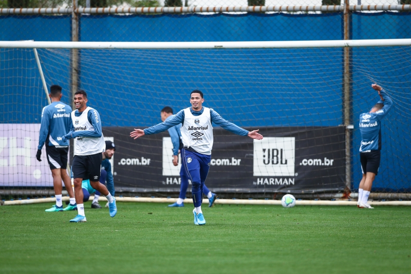 Sem convencer na Arena, atacante Luciano nem viajou com o grupo