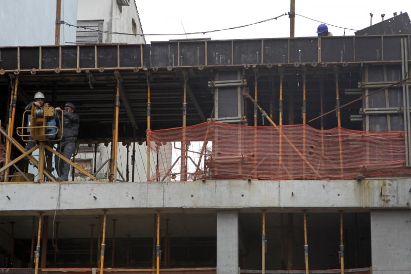 Na construção civil, cronogramas de obras estão sendo revistos devido à dificuldade de insumos