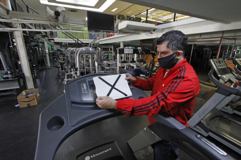 {'nm_midia_inter_thumb1':'https://www.jornaldocomercio.com/_midias/jpg/2020/08/11/206x137/1_lp_110820___academia__6_-9113846.jpg', 'id_midia_tipo':'2', 'id_tetag_galer':'', 'id_midia':'5f32b9c50f458', 'cd_midia':9113846, 'ds_midia_link': 'https://www.jornaldocomercio.com/_midias/jpg/2020/08/11/lp_110820___academia__6_-9113846.jpg', 'ds_midia': 'Fotos do retorno das atividades nas academias  Na foto: academia Alternativa', 'ds_midia_credi': 'LUIZA PRADO/JC', 'ds_midia_titlo': 'Fotos do retorno das atividades nas academias  Na foto: academia Alternativa', 'cd_tetag': '1', 'cd_midia_w': '800', 'cd_midia_h': '533', 'align': 'Left'}