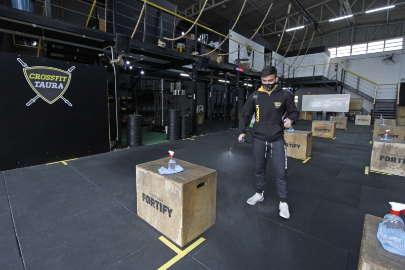 Na Crossfit Taura, marcações no chão limitam o espaço entre alunos
