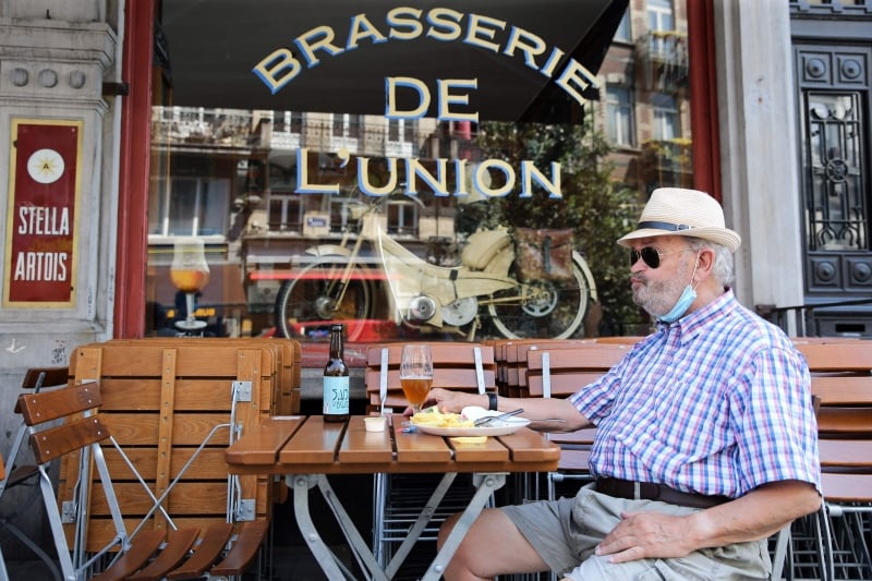 Pessoas que estejam em ambientes de alimentação, como restaurantes, podem deixar o equipamento de lado enquanto comem