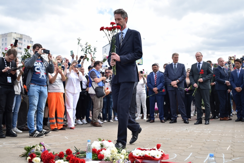 Embaixador da França deposita flores em local onde ocorreu uma morte de manifestante