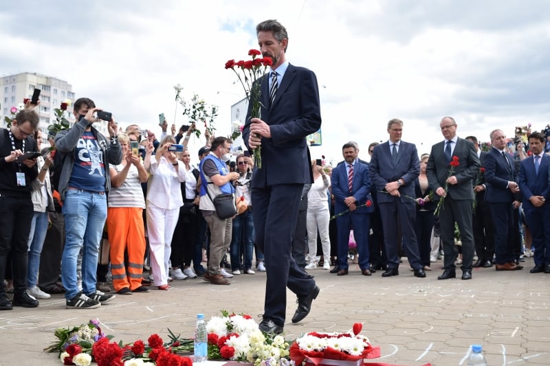 Embaixador da França deposita flores em local onde ocorreu uma morte de manifestante