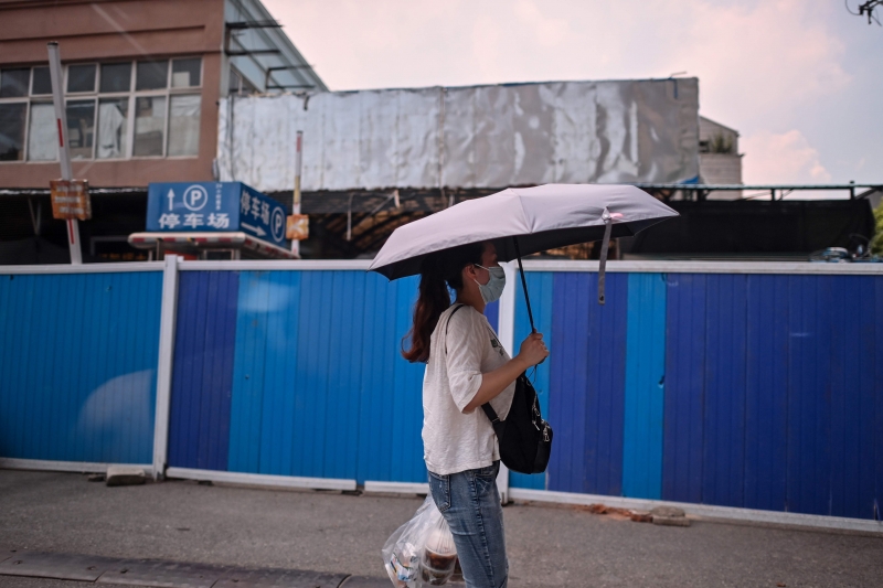 {'nm_midia_inter_thumb1':'https://www.jornaldocomercio.com/_midias/jpg/2020/08/13/206x137/1_372668_01_02-9116339.jpg', 'id_midia_tipo':'2', 'id_tetag_galer':'', 'id_midia':'5f35908cae44d', 'cd_midia':9116339, 'ds_midia_link': 'https://www.jornaldocomercio.com/_midias/jpg/2020/08/13/372668_01_02-9116339.jpg', 'ds_midia': 'No coração da China, Wuhan foi a primeira cidade do planeta a ser colocada em quarentena devido ao coronavírus. Seis meses depois, os habitantes desfrutam um retorno à vida normal, a tal ponto que muitos deles não hesitam em deixar a máscara de lado.  This photo taken on August 4, 2020 shows a woman walking next to the still-closed Huanan Seafood Wholesale Market in Wuhan in China’s central Hubei province. - The city's convalescence since a 76-day quarantine was lifted in April has brought life and gridlocked traffic back onto its streets, even as residents struggle to find their feet again. Long lines of customers now stretch outside breakfast stands, a far cry from the terrified crowds who queued at city hospitals in the first weeks after a city-wide lockdown was imposed in late January to curb the spread of the COVID-19 coronavirus. (Photo by Hector RETAMAL/AFP)', 'ds_midia_credi': 'HECTOR RETAMAL/AFP/JC', 'ds_midia_titlo': 'No coração da China, Wuhan foi a primeira cidade do planeta a ser colocada em quarentena devido ao coronavírus. Seis meses depois, os habitantes desfrutam um retorno à vida normal, a tal ponto que muitos deles não hesitam em deixar a máscara de lado.  This photo taken on August 4, 2020 shows a woman walking next to the still-closed Huanan Seafood Wholesale Market in Wuhan in China’s central Hubei province. - The city's convalescence since a 76-day quarantine was lifted in April has brought life and gridlocked traffic back onto its streets, even as residents struggle to find their feet again. Long lines of customers now stretch outside breakfast stands, a far cry from the terrified crowds who queued at city hospitals in the first weeks after a city-wide lockdown was imposed in late January to curb the spread of the COVID-19 coronavirus. (Photo by Hector RETAMAL/AFP)', 'cd_tetag': '1', 'cd_midia_w': '800', 'cd_midia_h': '533', 'align': 'Left'}