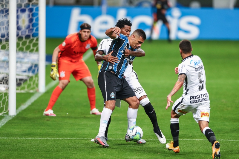 Destaque em jogos anteriores, Diego Souza acabou desperdiçando penalidade
